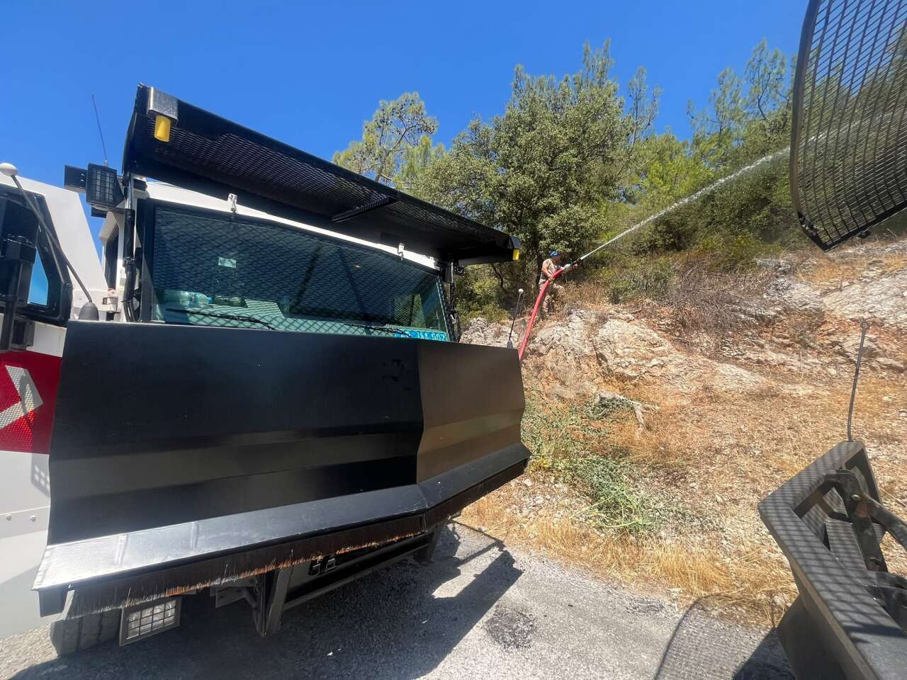 Muğla'da Yangınla Mücadele Sürüyor: Jandarma Ekipleri TOMA'larla Destek Veriyor 3